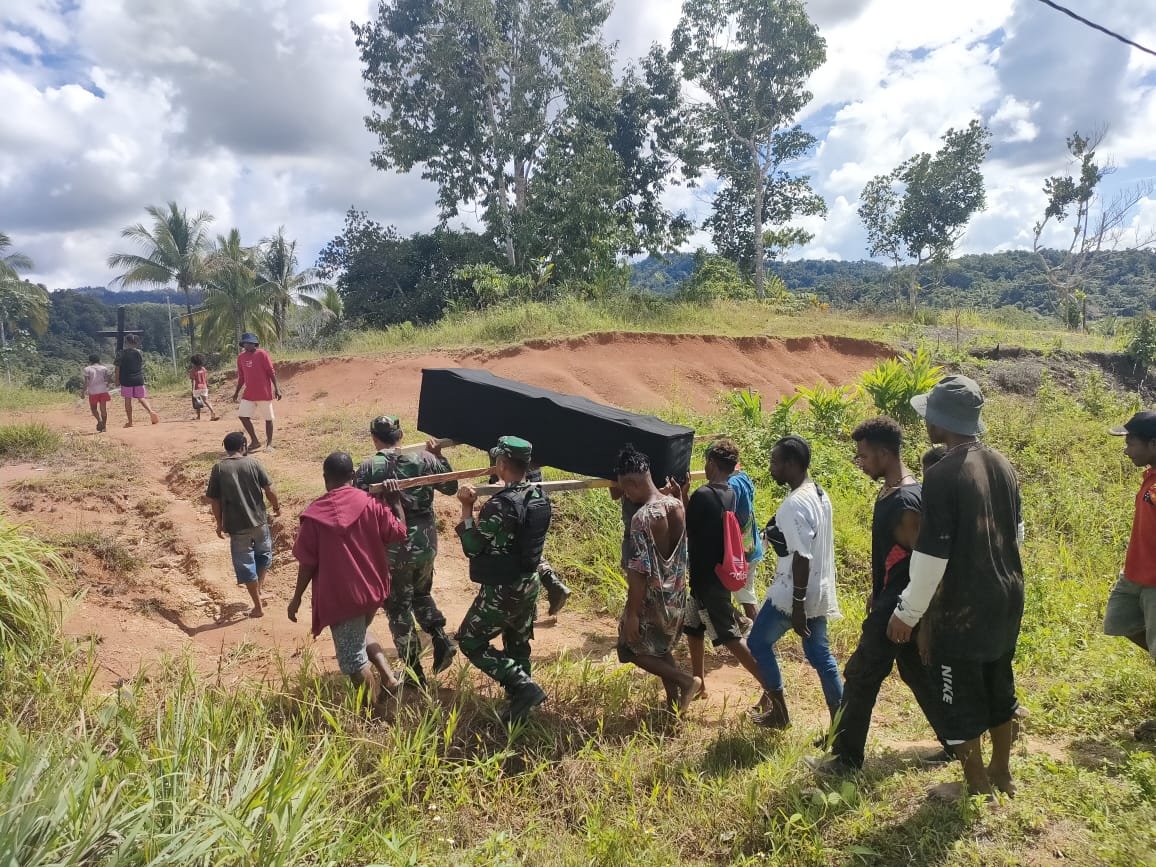 Satgas Pamtas Yonif 126/KC Ringankan Beban Warga Proses Pemakaman