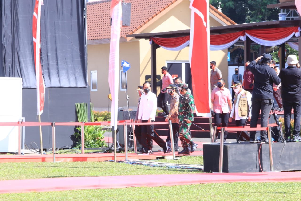 Panglima TNI Dampingi Presiden Tinjau Vaksinasi Massal di Mabes Polri