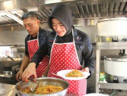 Sat Brimob Polda Sumut Bagikan Makanan Gratis di Jumat Berkah