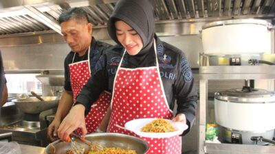 Sat Brimob Polda Sumut Bagikan Makanan Gratis di Jumat Berkah