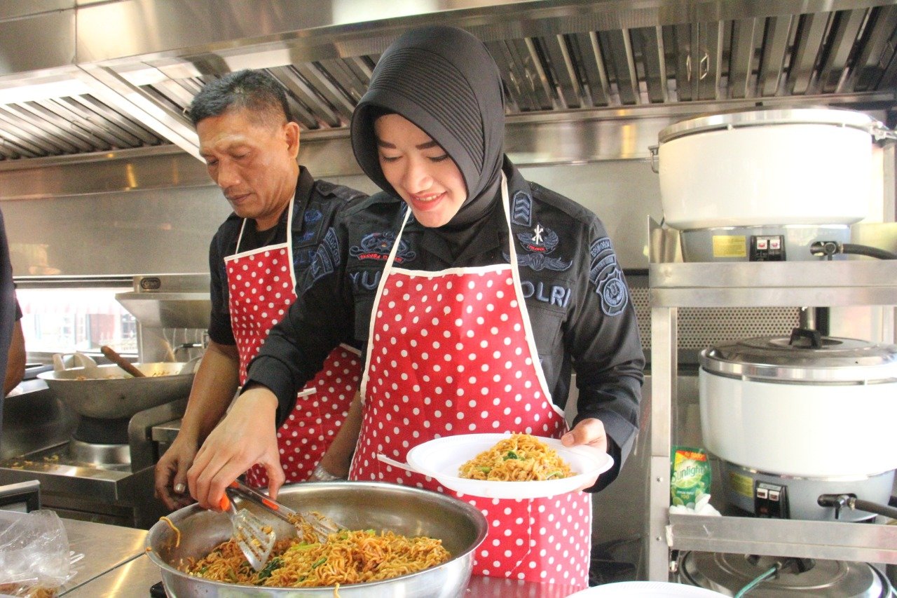 Sat Brimob Polda Sumut Bagikan Makanan Gratis di Jumat Berkah