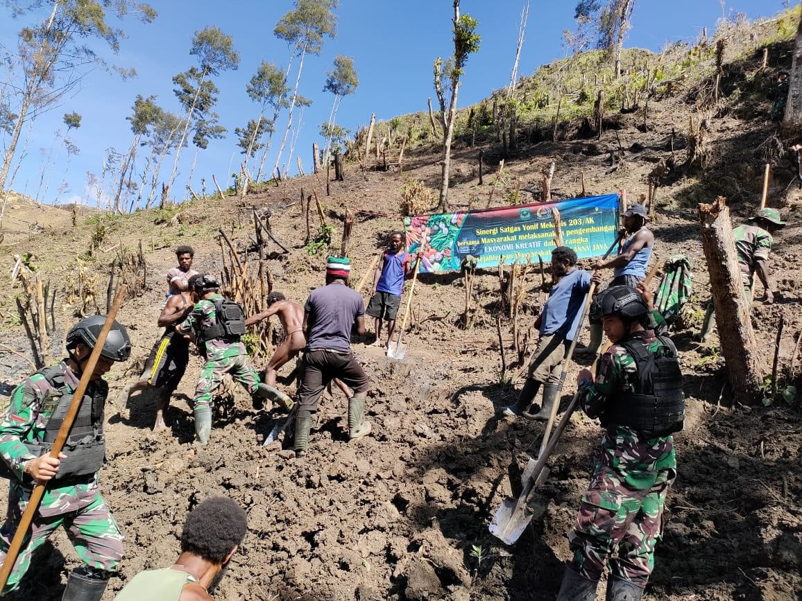 Satgas Yonif Mekanis 203/AK Buka Lahan Berkebun Bersama Warga Desa Balime