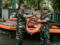 Pangdam III/Slw Serahkan Dua Perahu Skiff Rescue kepada Danrem 064/MY