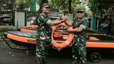Pangdam III/Slw Serahkan Dua Perahu Skiff Rescue kepada Danrem 064/MY