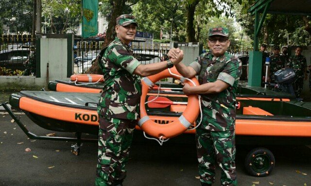 Pangdam III/Slw Serahkan Dua Perahu Skiff Rescue kepada Danrem 064/MY