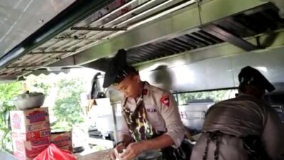 Pasca Banjir, Brimob Banten Layani Warga dengan Mobil Dapur Lapangan