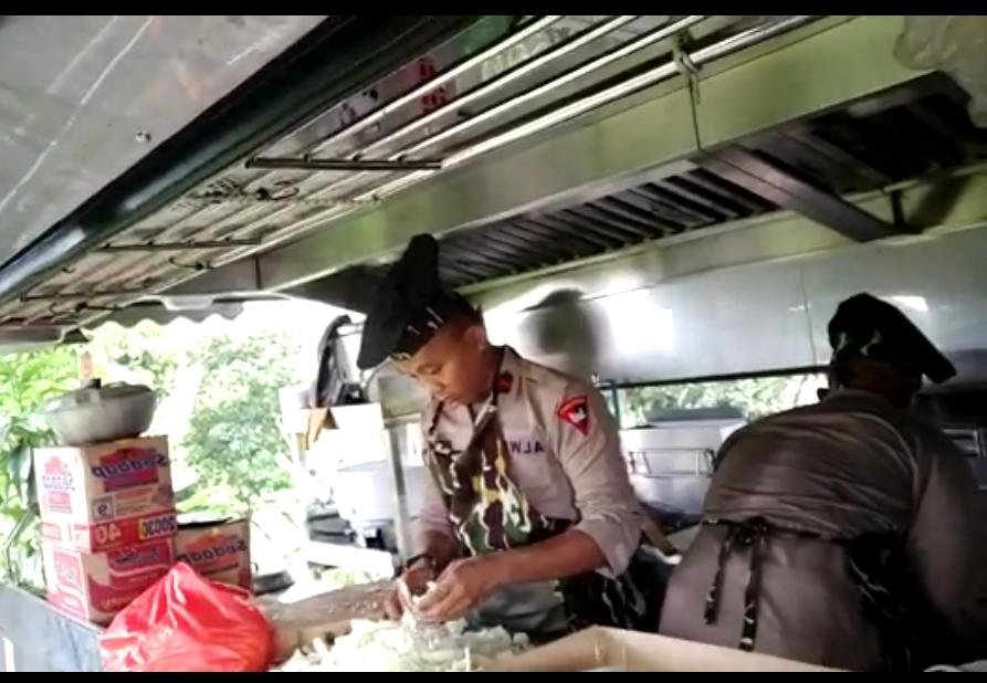 Pasca Banjir, Brimob Banten Layani Warga dengan Mobil Dapur Lapangan