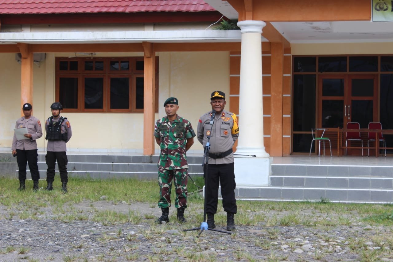 Sinergitas TNI-Polri, Satgas Yonif Raider 142/KJ Hadiri Apel Gabungan Polres Yalimo