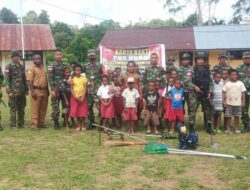 Yonif 126/KC Ajak Siswa SD Bersihkan Lingkungan Sekolah