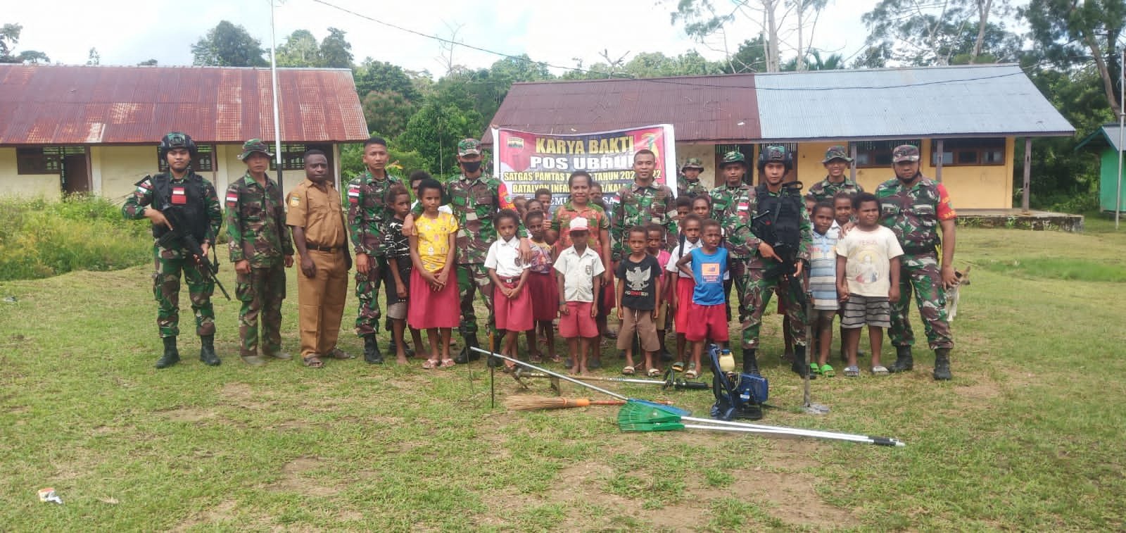 Yonif 126/KC Ajak Siswa SD Bersihkan Lingkungan Sekolah