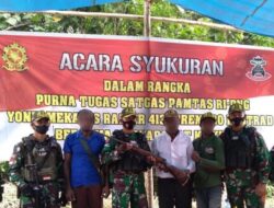 Pamit Pulang, Satgas 413 Kostrad Terima Senjata Sukarela dari Kepala Suku Kufu