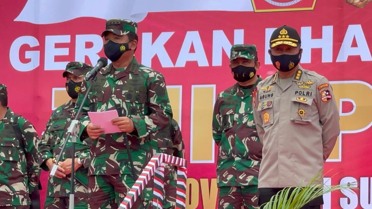 Panglima TNI Bagikan Bingkisan ke Warga Sulawesi Tengah