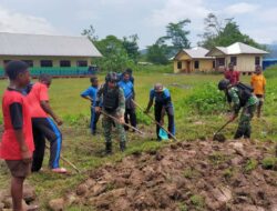 Satgas Pamtas Yonif Raider 142/KJ dan Siswa SMP Gotong Royong Buka Lahan Tidur Perkuat Ketahanan Pangan
