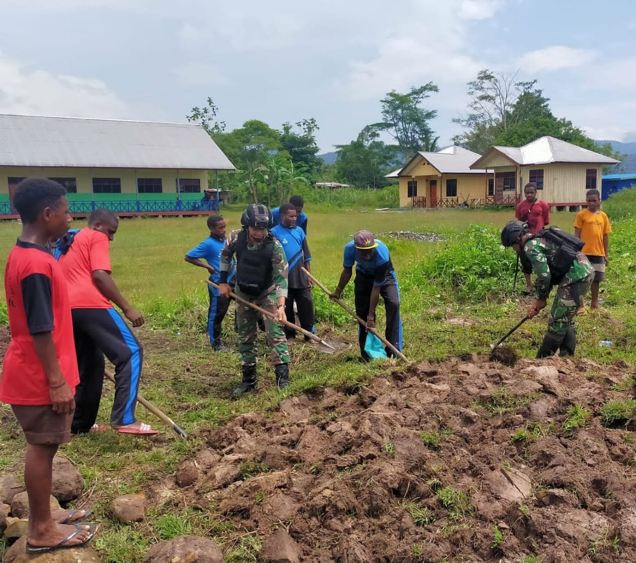 Satgas Pamtas Yonif Raider 142/KJ dan Siswa SMP Gotong Royong Buka Lahan Tidur Perkuat Ketahanan Pangan