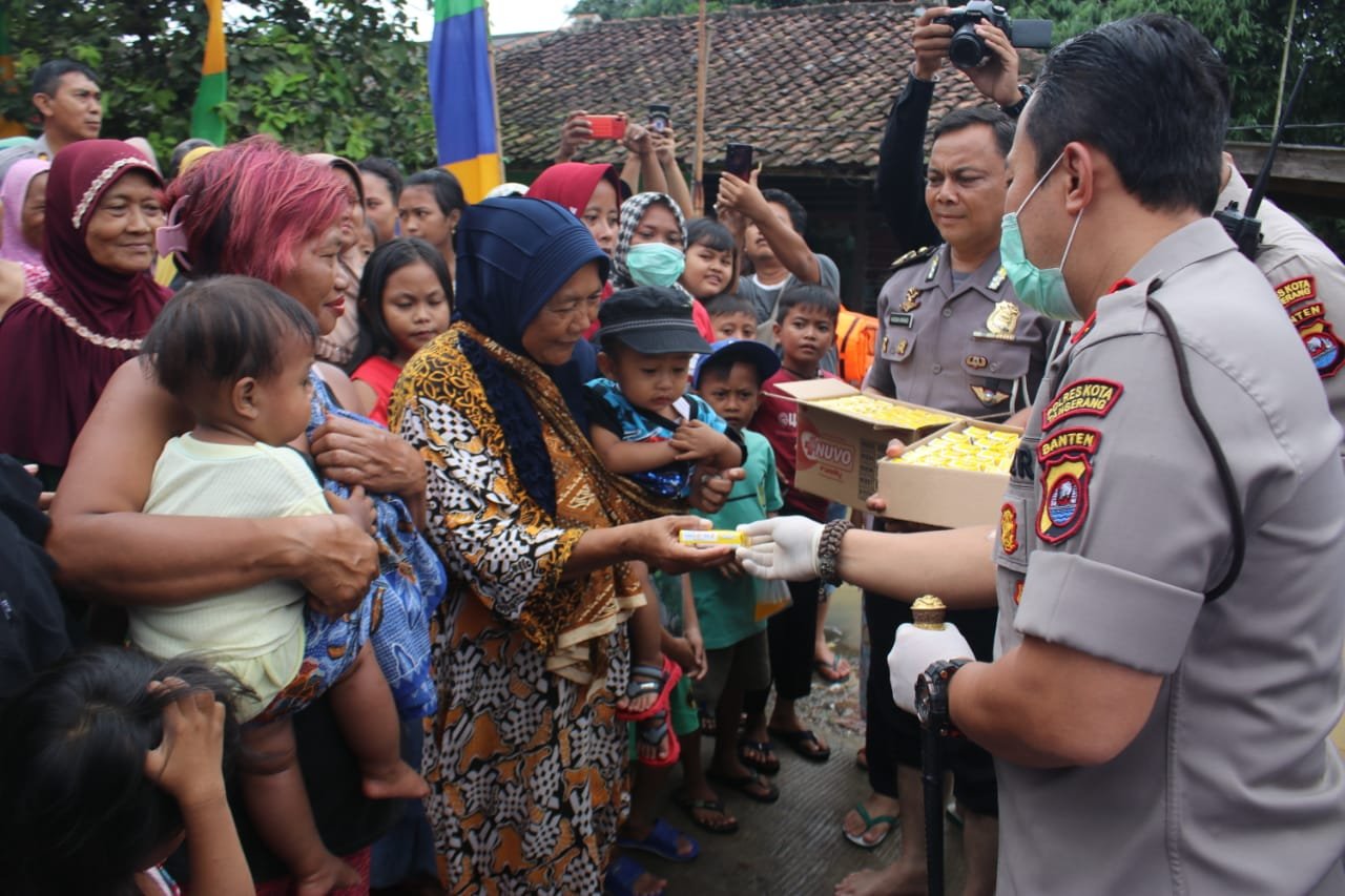 Kapolresta Tangerang Bhakti Sosial untuk Korban Banjir sambil Ajak Hidup Sehat