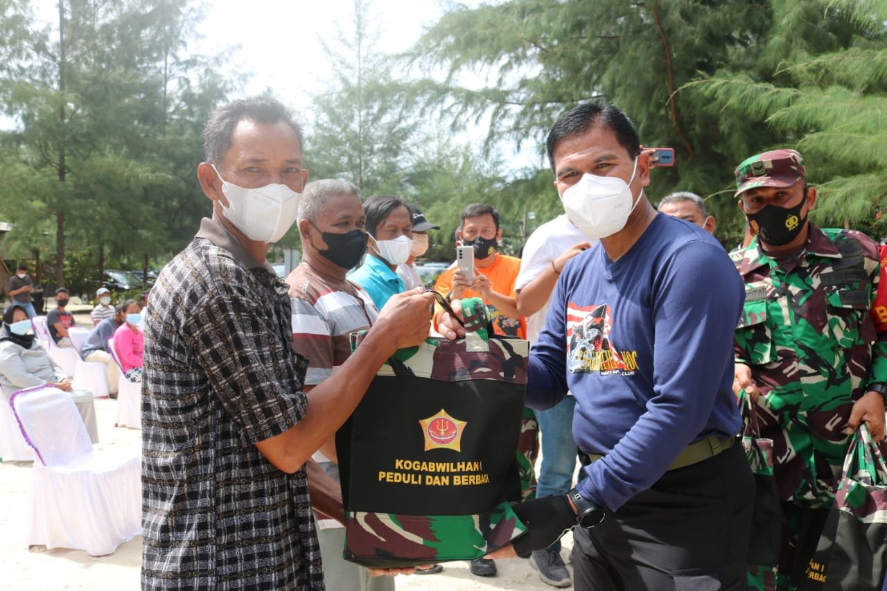 Pangkogabwilhan I Salurkan Bantuan untuk Warga Malang Rapat