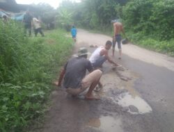 Korcam Ormas Jarum Cibadak Benahi Jalan R Denda Kusuma