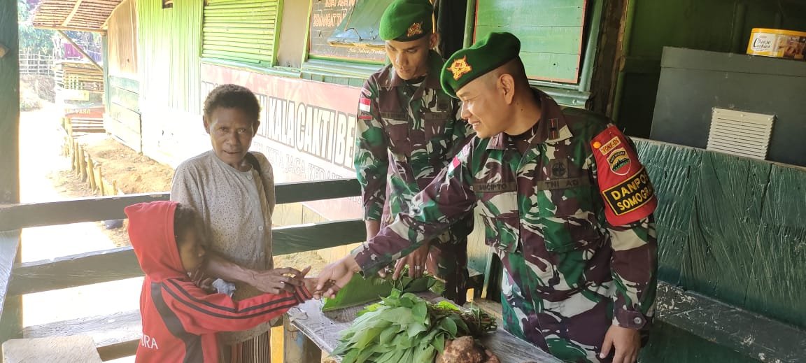Masyarakat Barter Hasil Kebun dengan Satgas Pamtas Yonif 126/KC
