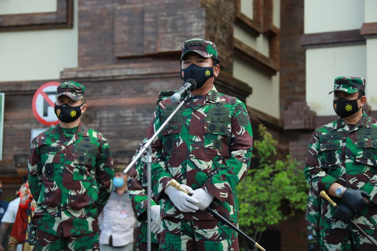Panglima TNI dan Kapolri Tinjau PPKM di Pasar Tradisional Bali
