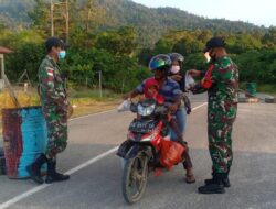 Personel Satgas Pamtas Yonif 642 Bagikan Takjil saat Sweeping