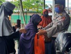 Setelah Sholat Jumat Satbrimob Kaltim Batalyon C Bagikan Nasi Bungkus ke Warga Terdampak Covid