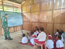 Personel Satgas Pamtas Yonif 126/KC Mengajar Anak-Anak di Perbatasan Papua