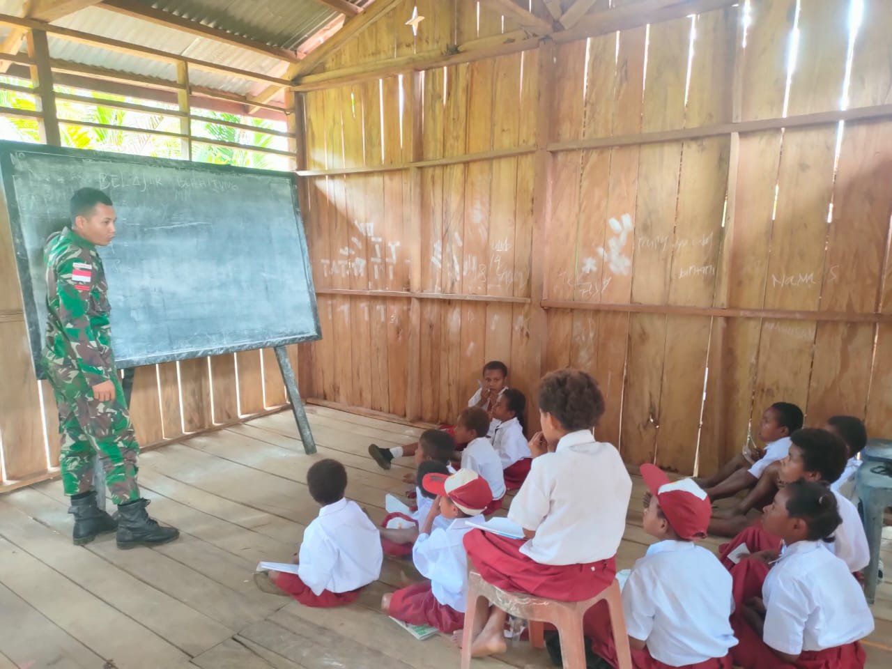 Personel Satgas Pamtas Yonif 126/KC Mengajar Anak-Anak di Perbatasan Papua
