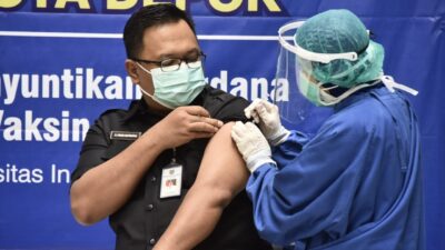 Pradi Supriatna Orang Pertama Disuntik Vaksin Covid-19 di Depok