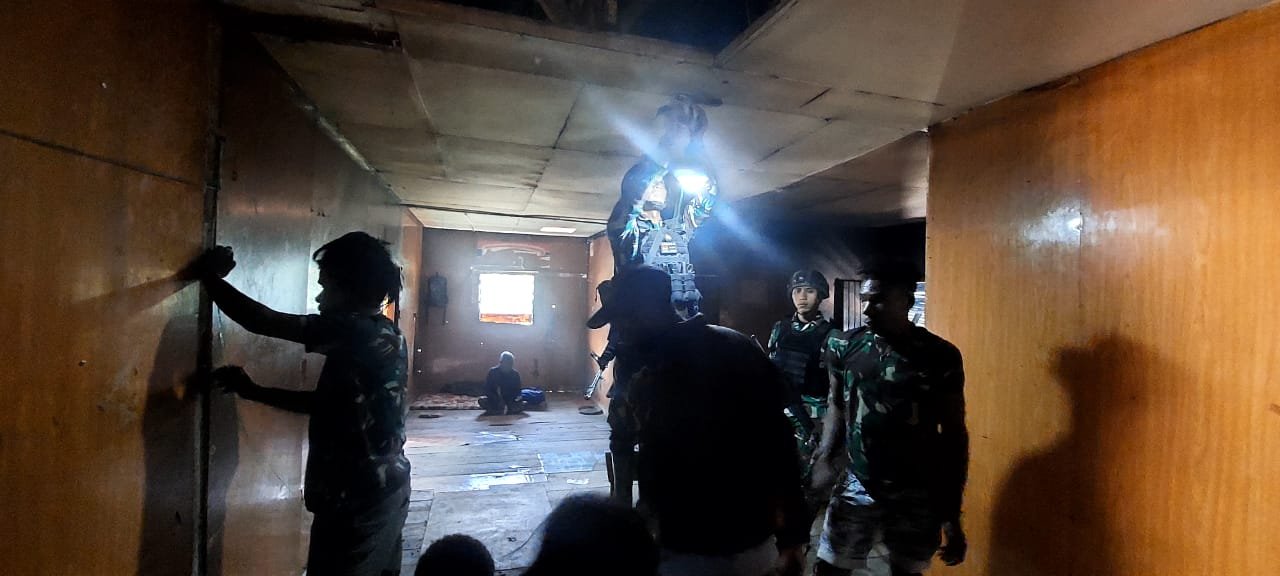 Yonif Raider 321 Kostrad Pasang Listrik Atasi Kegelapan di Pedalaman Papua