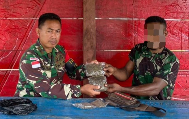 Warga Serahkan Tas Ganja ke Satgas Yonif 143/TWEJ