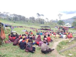 Satgas Pamrahwan Yonif RK 751/VJS Bersama Aparat dan Warga Bangun Kantor Klasis