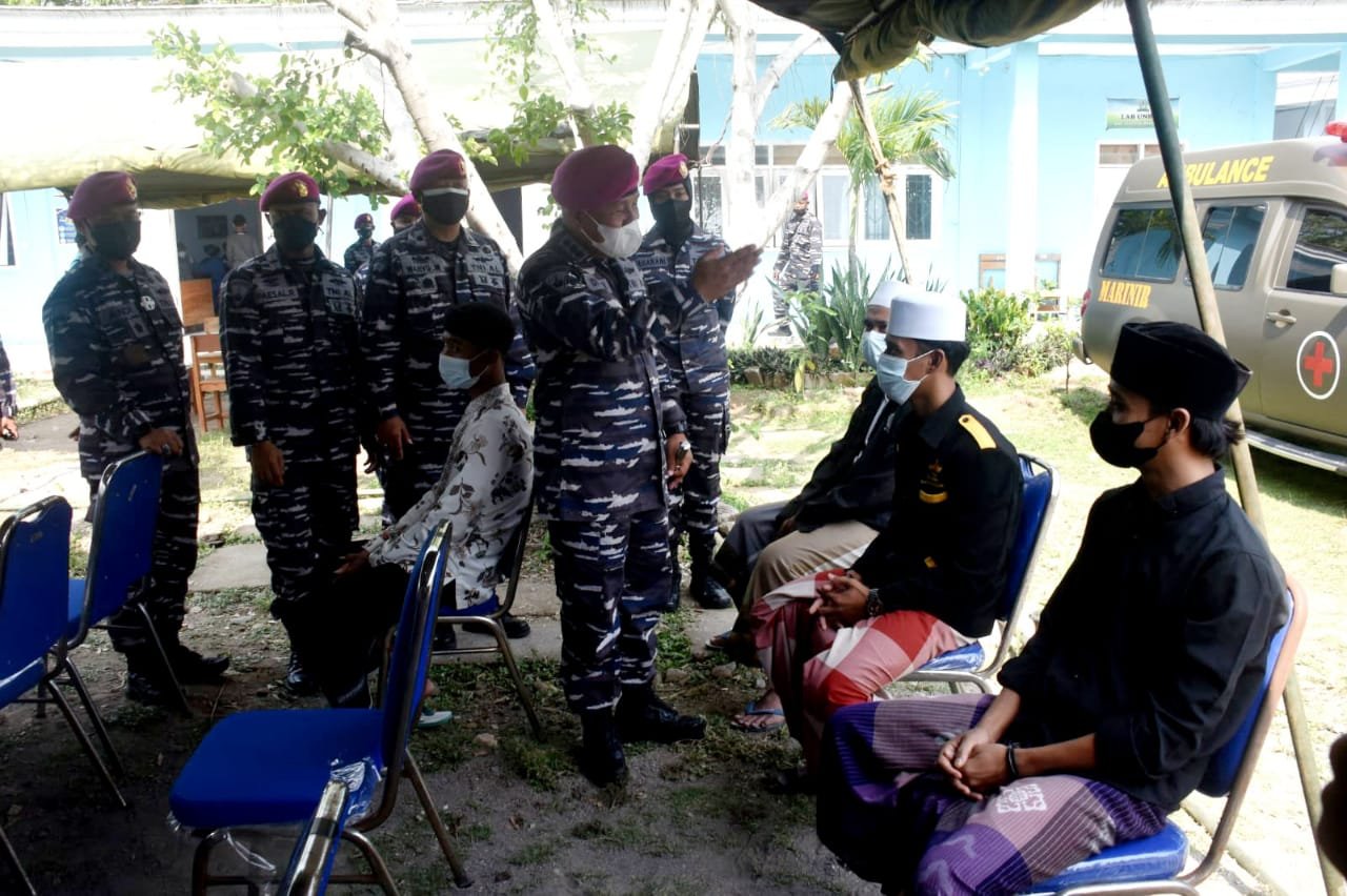 Operasi Serbuan Vaksinasi Marinir di Madiun untuk Masyarakat