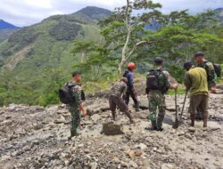 Satgas Yonif Raider 142/KJ dan Warga Perbaiki Jalan Putus