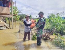 Kampung Yowong yang Terdampak Banjir Terima Bantuan Sembako dari Satgas 413 Kostrad