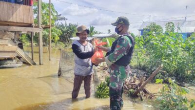 Kampung Yowong yang Terdampak Banjir Terima Bantuan Sembako dari Satgas 413 Kostrad