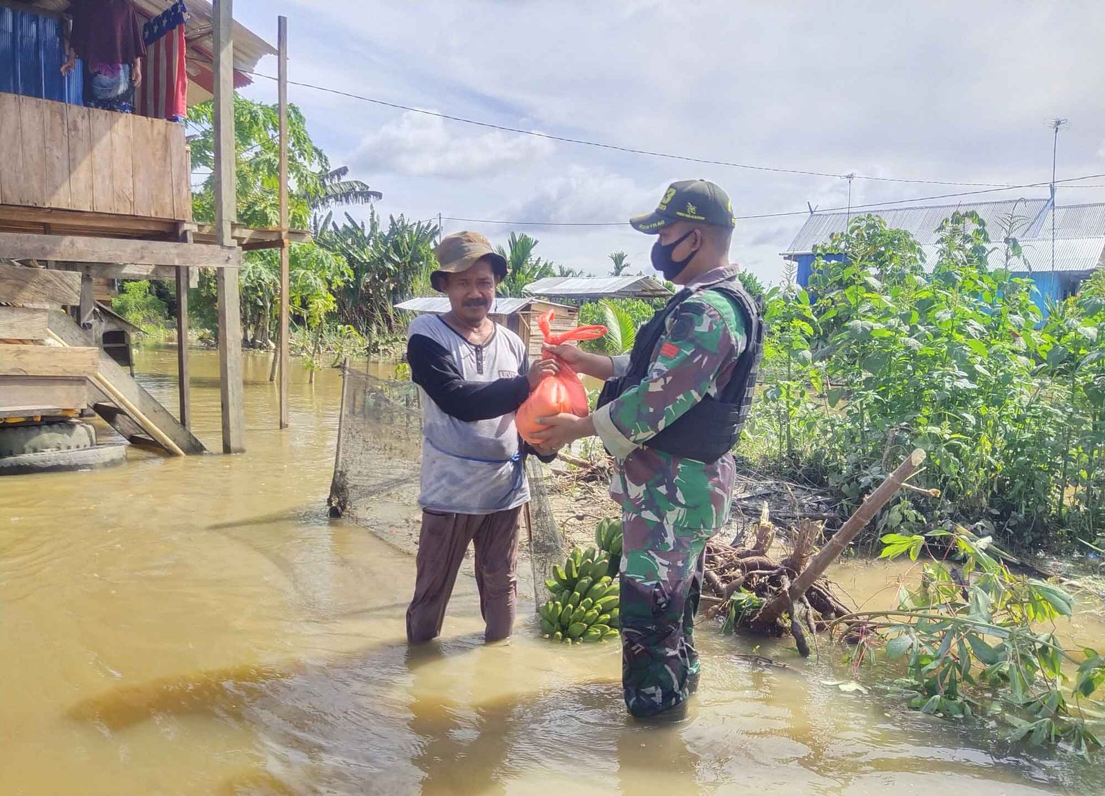 Kampung Yowong yang Terdampak Banjir Terima Bantuan Sembako dari Satgas 413 Kostrad
