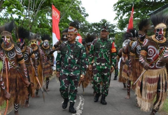 Danrem 174 Merauke Sambut Pangdam VI/Mulawarman dengan Tarian Adat Marind