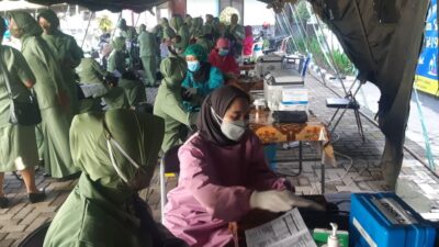 Persit KCK Cabang XXVI Disjasad PG Mabesad Vaksinasi Covid-19 Tahap Pertama