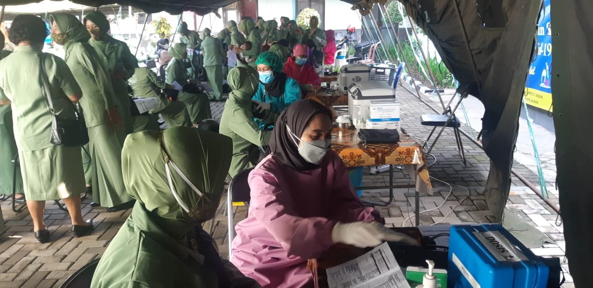 Persit KCK Cabang XXVI Disjasad PG Mabesad Vaksinasi Covid-19 Tahap Pertama