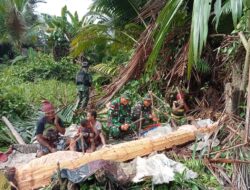 Yonif 126/KC Tingkatkan Ketahanan Pangan dengan Bantu Warga Perbatasan Olah Sagu