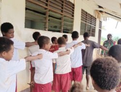 Personel TNI Ajarkan PBB kepada Siswa SD YPPK Kampung Kawagit