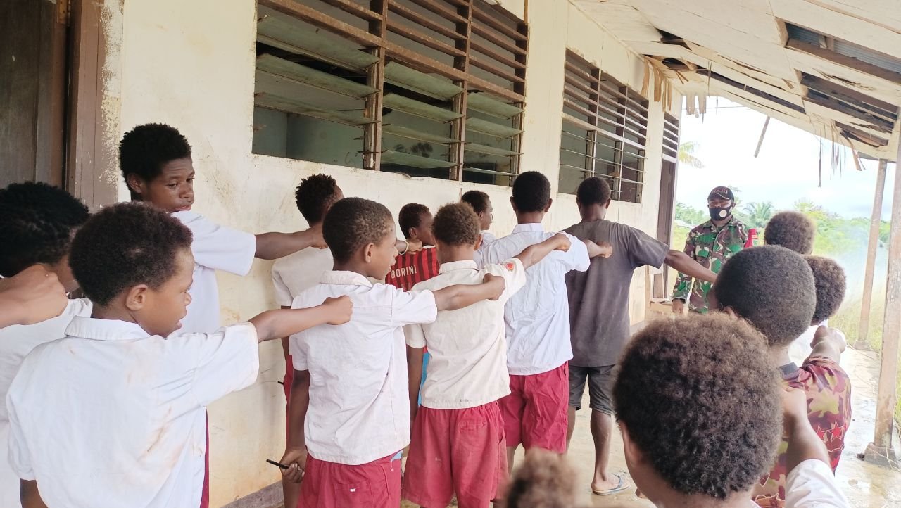 Personel TNI Ajarkan PBB kepada Siswa SD YPPK Kampung Kawagit