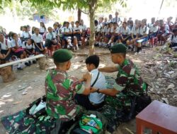 Satgas Yonif Raider Khusus 136 Ajarkan P3K kepada Siswa SMPN 1 Salahutu di Maluku