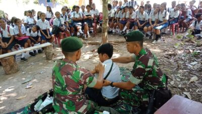 Satgas Yonif Raider Khusus 136 Ajarkan P3K kepada Siswa SMPN 1 Salahutu di Maluku