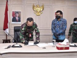 Puskes TNI Terima Donasi Material Kesehatan untuk Covid-19