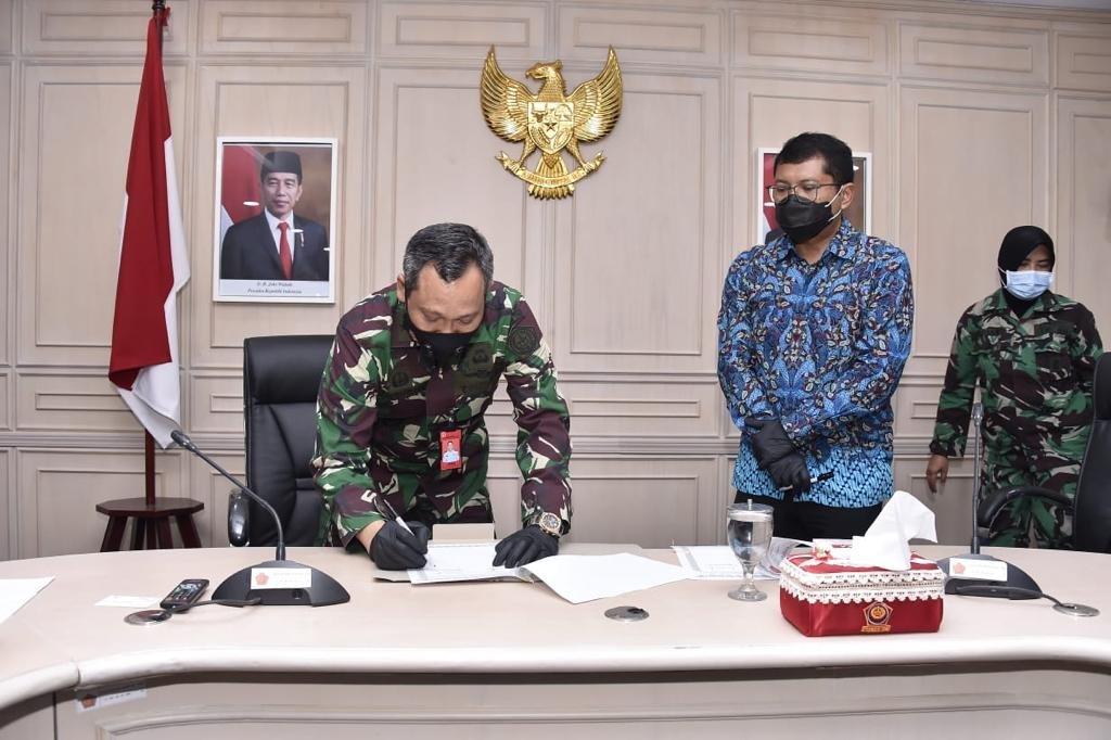 Puskes TNI Terima Donasi Material Kesehatan untuk Covid-19