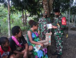 TNI Bagikan Tali Asih di Hari Idulfitri Kampung Mosso Papua