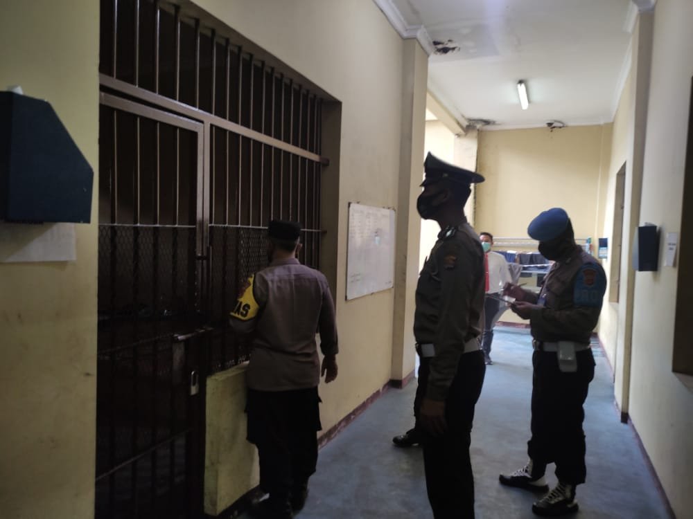 Anggota Polres Pandeglang Cegah Kaburnya Tahanan dengan Pengecekan Rutin