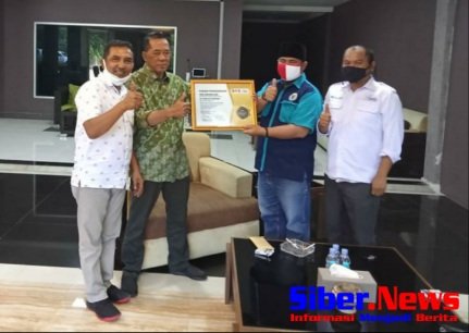 Mulyadi Jayabaya Raih HPN Award, Minta Wartawan Soroti Jalan Nasional Rusak