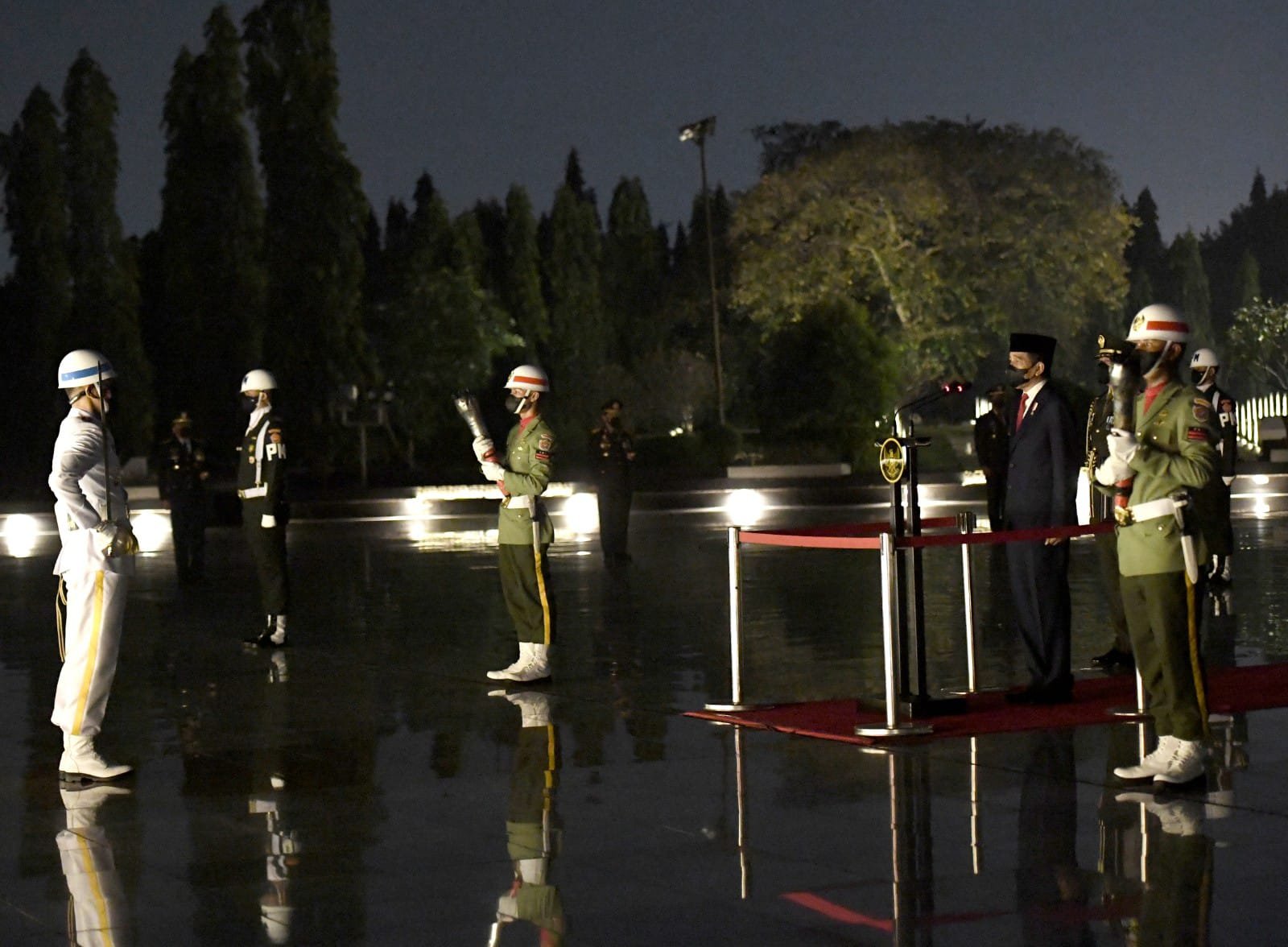 Panglima TNI Hadiri Apel Kehormatan dan Renungan Suci di TMPN Kalibata